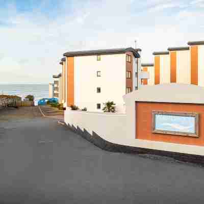 Westbeach Holiday Apartments Hotel Exterior