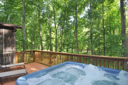 Sleepy Creek - Creekside Escape Отели рядом с достопримечательностью «Парк штата Беркли Спрингс»