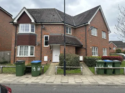 Lovely 2 Bedroom Family Holiday Home Hotel dekat Woolwich Arsenal