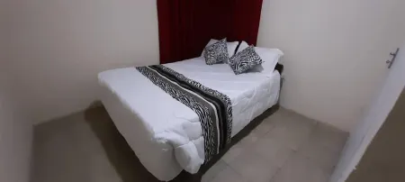 3 Bed House - Sleeps 6 - Garden - Parking - Wifi Отели в г. Кафуэ