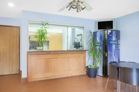 Super 8 by Wyndham Havre de Grace Aberdeen Area Отели в г. Чарлстаун