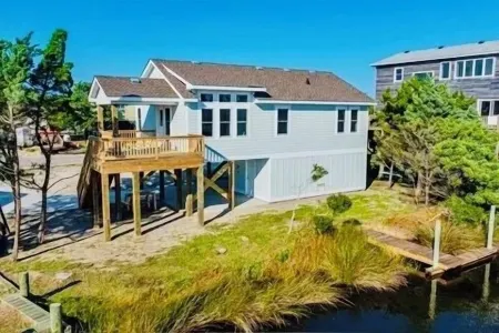 3-bedroom house on Canal with dock AC, WiFi in tranquil Avon