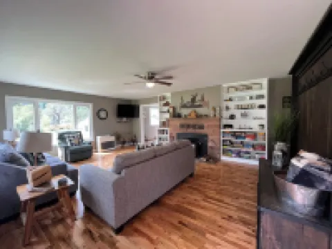 Cozy retreat on 3 acres near Lost Creek Lake. Pet Friendly