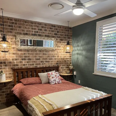 Salty Crew villa , Central spot , Pet friendly ,private garden oasis secure yard