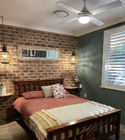 Salty Crew villa , Central spot , Pet friendly ,private garden oasis secure yard Отели в г. Хокс Нест