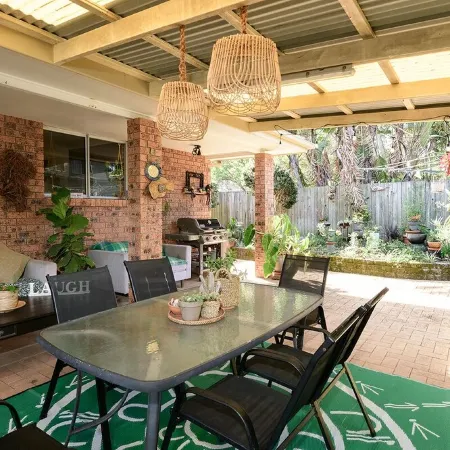 Salty Crew villa , Central spot , Pet friendly ,private garden oasis secure yard