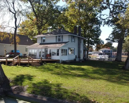 Wenopa - Charming 3-bedroom home on a Lake Manitou peninsula in Rochester Hotels in Fulton County