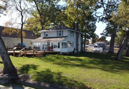 Wenopa - Charming 3-bedroom home on a Lake Manitou peninsula in Rochester