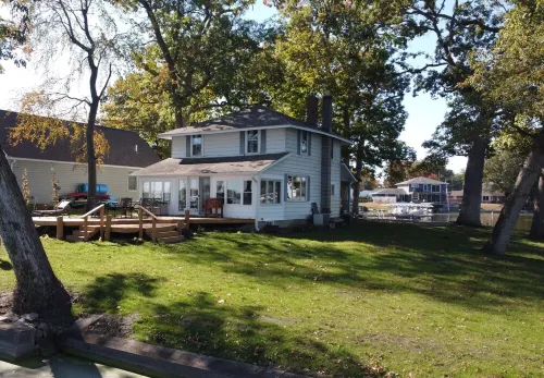 Wenopa - Charming 3-bedroom home on a Lake Manitou peninsula in Rochester Hotels in Fulton County