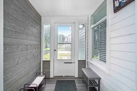 Monthly Stays at Brightside Bungalow: Near Downtown Muskegon Отели рядом с достопримечательностью «Беюкма Плейфилд»