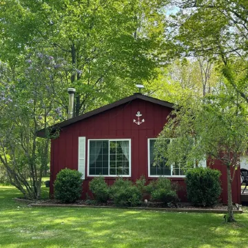 Cozy cottage with natural fire place!