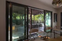 Luxe Executive Home HEATED Pool, Outdoor Fireplace,Guesthouse!!