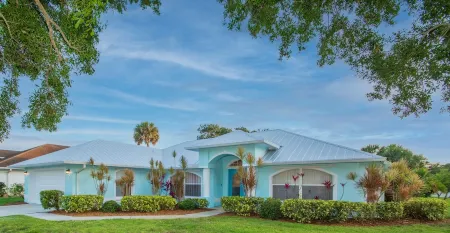 Beach Getaway - Private Pool & Two King Beds Отели в г. Себастиан