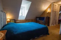 Stone house, between beach and village, sleeps 4, Wifi, parking Hotels in Ploeven