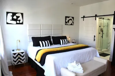 The Hearth! On site parking! Minutes to restaurants, groceries and nightlife. Hotels in Bloomingdale