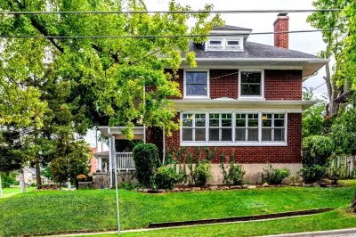Charming 4 Bedroom home in the heart of Elgin Hotels near Elgin Downtown Metra Station