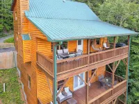 Stunning Log Cabin w/ Mtn. Views Min. from Downtown Clayton, GA! Dog Friendly