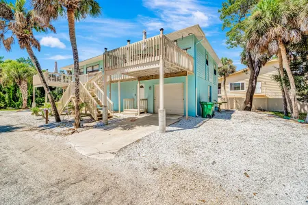 Breezy coastal duplex with easement access to private beach & deck- dog-friendly