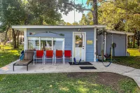 Charming dog-friendly lakefront home with lake view, dock, & washer/dryer Hôtels à : Comte de Burnet