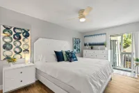 Cozy Seaside Chalet - WiFi, BBQ on Deck Hotels in Siesta Key