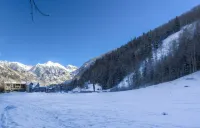 Slope-Side Access and Hot Tub Bliss - Inviting Cozy Retreat