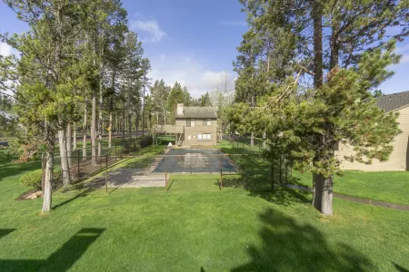 Hot Tub, Community Pool, Recreation Passes and Bikes - Charming Oasis