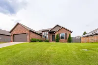 Cozy 3BR • Near XNA • Backyard & EV Charger 케이브 스프링스 호텔