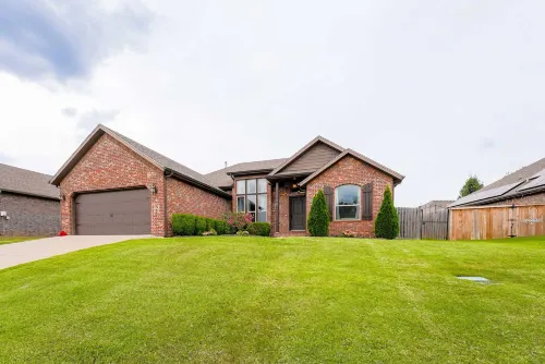 Cozy 3BR • Near XNA • Backyard & EV Charger