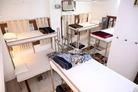 Batra Guest House Отели рядом с достопримечательностью «Sankat Mochan Hanuman Temple»