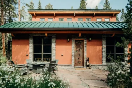 Charming Eco-Friendly Retreat with Game Room - Serene Mountain Escape