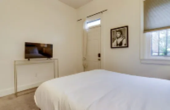 Prime Location with Fully-Equipped Kitchen - Chic Modern Retreat Hotels in 