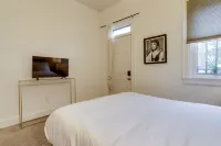 Prime Location with Fully-Equipped Kitchen - Chic Modern Retreat 듀퐁 써클 호텔