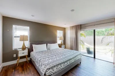 Beautifully Updated Dog-Friendly Home with Free WiFi, and Enclosed Back Yard