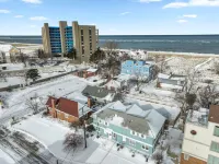 Sunny Retreat Steps from Lake Michigan - Charming Family Oasis Hotels in Michigan City