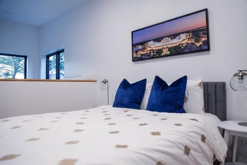 Modern Kitchen, Private Balcony and High-Speed Wifi - Charming Tiny House Hotels in South Bend