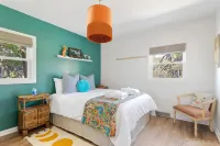 Stylish Kitchen and Outdoor Porch Retreat - Charming Oasis Hotel a Folly Beach