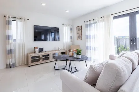 Colossal Villa with Full Kitchen and Smart TV - Gorgeous Stylish Retreat