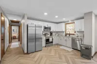 Spacious Living with Gourmet Kitchen and Smart TVs - Cozy Modern Escape Hotel in zona Fun In