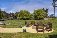 Charming Oasis with Spacious Backyard and Firepit - Delightful Getaway