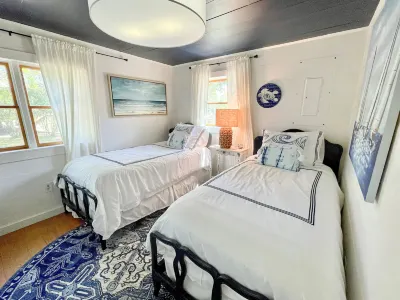 Charming Hideaway with Deck and Outdoor Shower - Inviting Retreat Hotels near Candyland