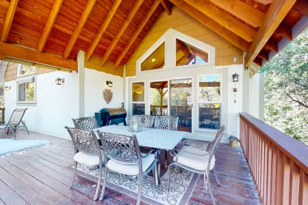 Private alpine hideaway with fireplaces, furnished deck, & designer kitchen - dog-friendly Отели рядом с достопримечательностью «Библиотека Лейк Арроухед Бранч»