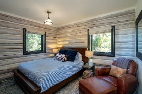 Stunning Lake View and Cozy Deck - Idyllic Mountain Retreat