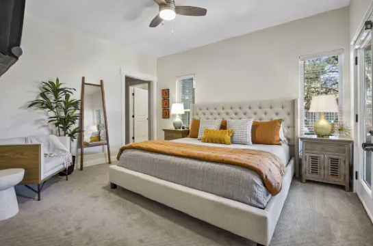 Cozy Living Room and Relaxing Outdoor Spa - Charming Getaway