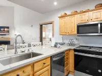 Hot Tub, Pool and Mountain Views - Charming Alpine Retreat Hôtels à : Comte de Summit