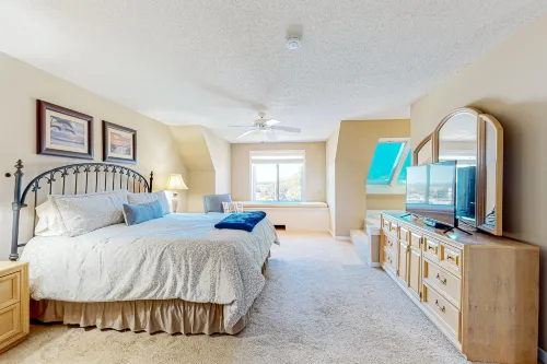 Charming bay view villa with pool, washer/dryer, balcony, TV, & full kitchen