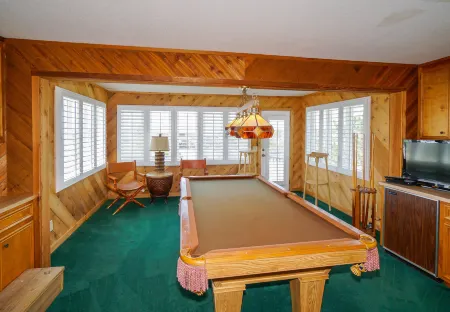 Private Dock and Incredible Inlet Views - Exquisite Coastal Haven Отели рядом с достопримечательностью «Frankie's Fancy's»