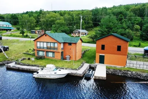 Kayaks, Canoe and Direct Lake Access - Gorgeous Riverside Retreat Hotels in Northeast Somerset