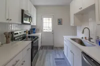 Bluff City Luxe-Cottage: 2 Bed, 1 Bath, Private, Gated, Completely Renovated!