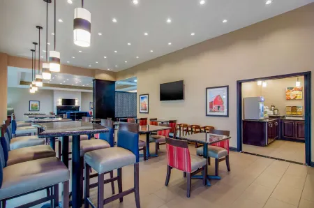 Comfort Inn & Suites Shawnee - Kansas City Отели в г. Шони