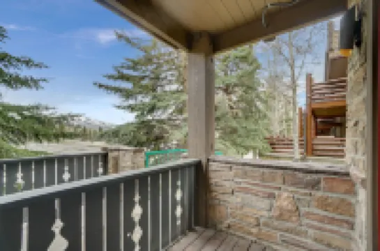 Private Deck and Spacious Great Room - Charming Luxury Escape